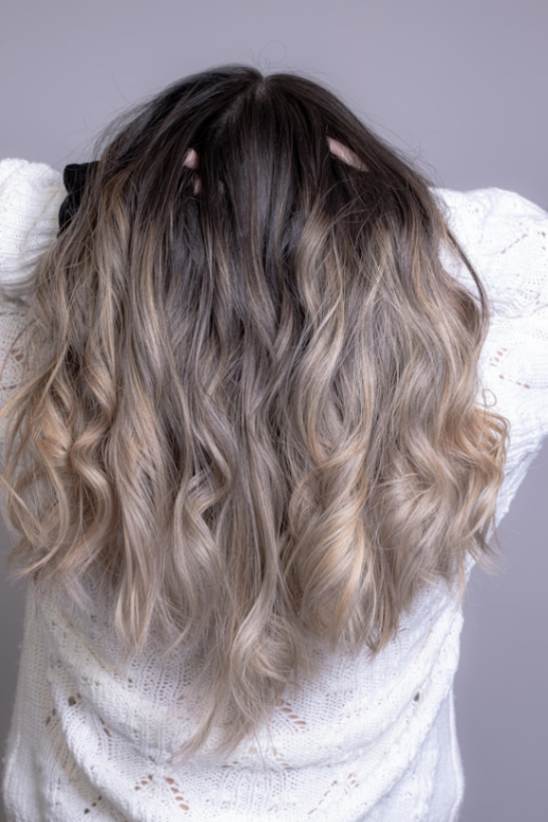 Mujer luciendo su cabello con un balayage