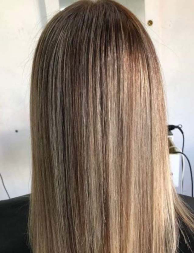 Mujer con servicio de alaciado en el cabello hecho en Vero's