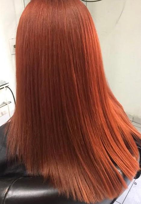 Mujer con cabello pintado de tono rojizo en Vero's