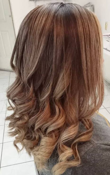 Mujer con corte de cabello corto hecho en Vero's. Salón de belleza en Santa Catarina